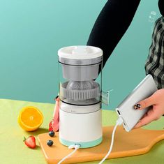 Netscroll Odšťavovač citrusov a iného ovocia, prenosný odšťavovač ako skvelý nápad na darček, rýchla príprava zdravých nápojov, USB nabíjanie, jednoduché čistenie, ProJuicer